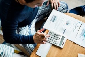 Prévoyance TNS arrêt maladie : Comment calculer votre perte de revenus exacte (et l&rsquo;éviter)