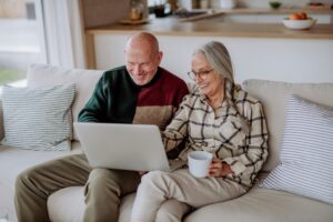 Mutuelle senior 2026 : pourquoi les tarifs flambent et comment réagir